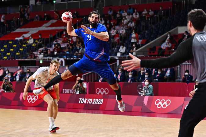 Olympia Tokio 2020 Handball Finale - Frankreich vs. Dänemark - Nikola Karabatic, Mathias Gidsel und Niklas Landin - Foto: FFHandball / Iconsport