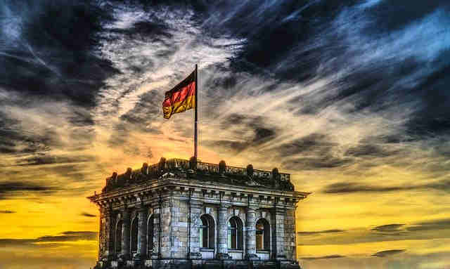 Deutscher Bundestag - Copyright: https://pixabay.com/photos/bundestag-german-flag-reichstag-2463236/ – Lizenz: Pixabay Licence. Bild: FelixMittermeier von Pixabay.